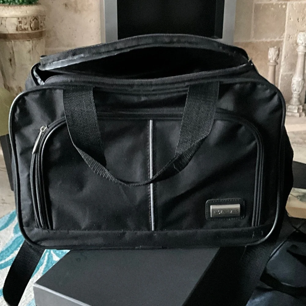 ESSENTIALS TRAVEL BAG - Picture 1 of 4